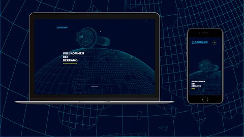 Zu sehen sind ein Laptop und ein Smartphone, die jeweils den Homescreen der neuen Website von  Berrang präsentieren – einmal in Desktop- und einmal in mobiler Ansicht. Die Website ist in dunkelblau gehalten. Der Schriftzug „Willkommen bei Berrang“ prangt in weißen Buchstaben auf dem Screen. Im Hintergrund der Website ist eine halbe Erdkugel in Mesh-Optik dargestellt, darüber eine Schraube, ebenfalls in Mesh-Optik. Der Bildhintergrund ist dunkel hat eine ähnliche Optik wie der Homescreen der Website. | © wob AG